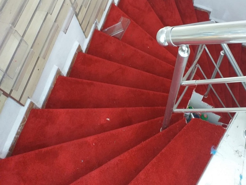 Kırmızı Halı Fiyatları ve Toptan Alım Rehberi: m² Maliyeti, Kalite Farkı ve Nereden Alınır