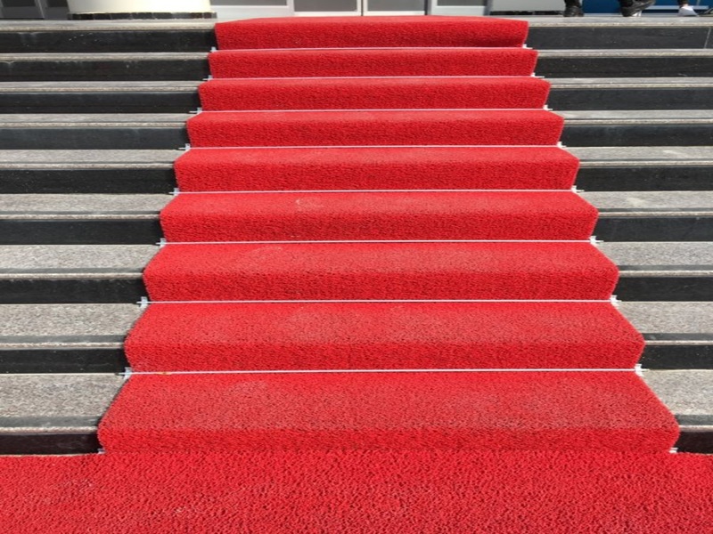 Kırmızı Merdiven Plastik Halısı
